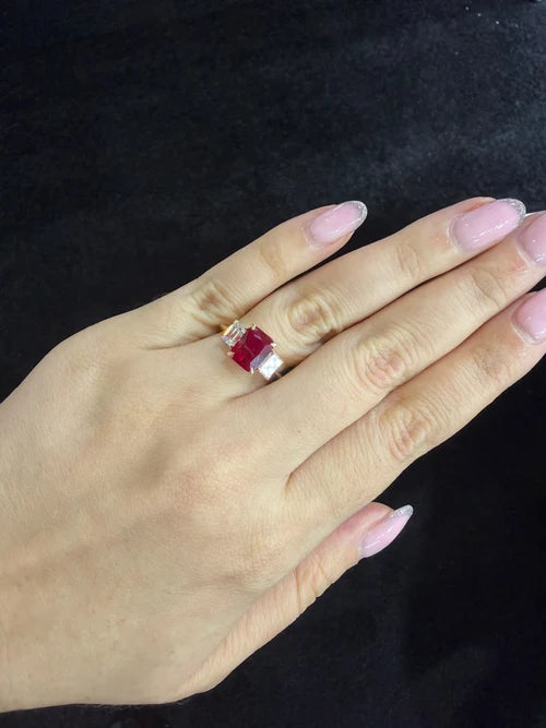 Anillo Rubí Diamantes Tresillo
